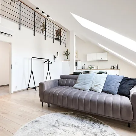 Apartment Honest Smichov